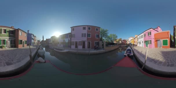 360 Vr Burano Adası sahne ile geleneksel evler, kanal ve çan kulesi. İtalya — Stok video