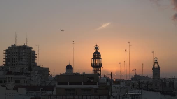 Valencia akşam görünümü ve gökyüzünde uçan uçak, Ispanya — Stok video