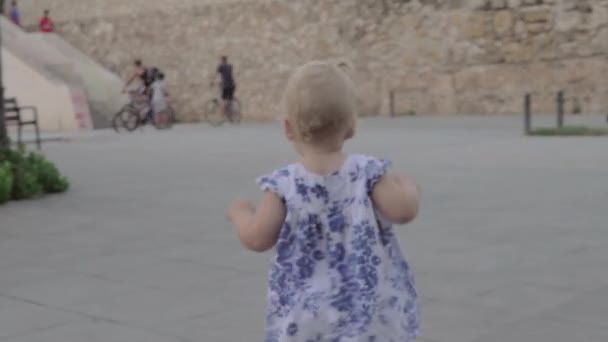Πίσω όψη του μωρού κορίτσι που περπατάει στο δρόμο — Αρχείο Βίντεο