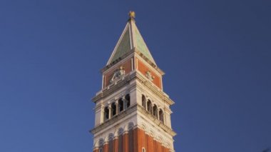 Mavi gökyüzü arka planda St Marks çan kulesi