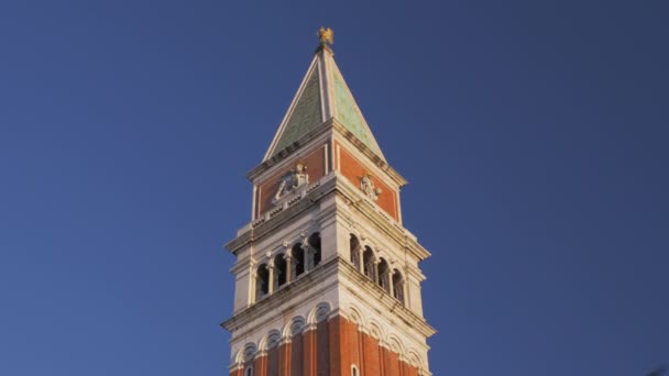 St. de klokkentoren van tekens op blauwe hemel achtergrond — Stockvideo