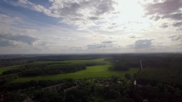 Volando sobre el municipio en bosques verdes. Paisaje rural en Rusia — Vídeo de stock