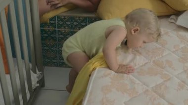 Oğlan ve onun bebek kardeş at ev
