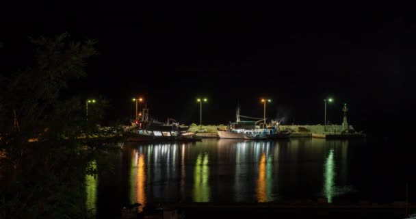 Rıhtımın gece vakti teknelerle zamanlaması, Yunanistan — Stok video