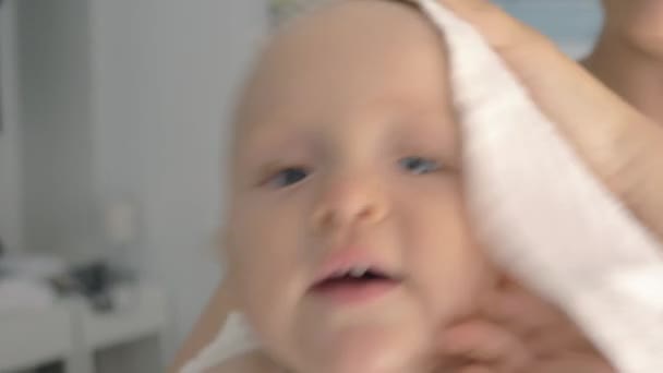 Мама сушит ребенка после купания — стоковое видео