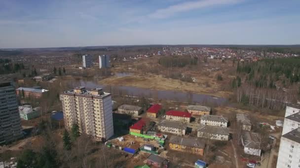 도시 외곽에 있는 마을의 공중 사격, 봄 전망. 러시아 — 비디오