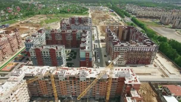 Vliegen over nieuwbouw en onafgewerkte residentiële verbindingen in New Moscow, Rusland — Stockvideo