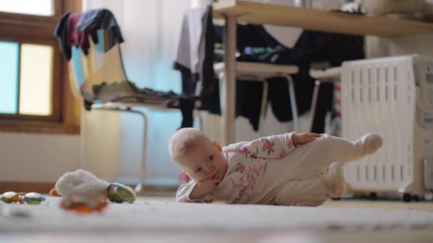 Niño de ocho meses en el suelo en casa — Vídeos de Stock