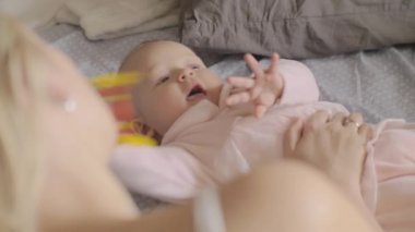 Anne görünümlü eğlenceli bebek kızı