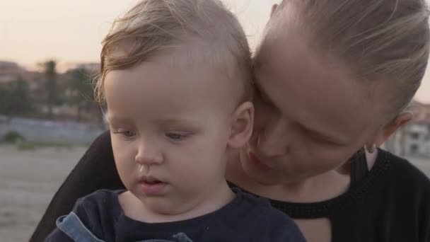 Feliz e carinhoso mãe com bebê filha ao ar livre — Vídeo de Stock