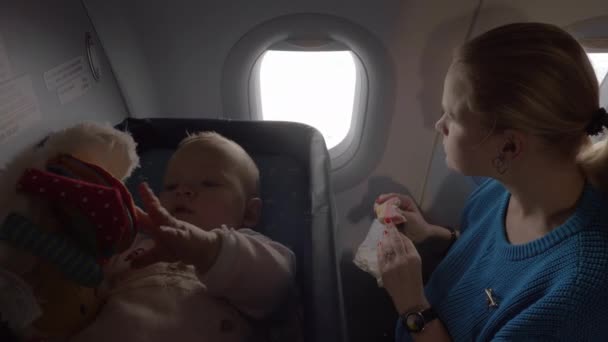 Air travel of mum with baby daughter — Stock Video