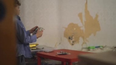 Evde oyuncak helikopter uçan çocuk