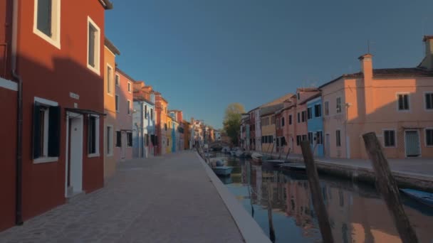 Ruhige und malerische Aussicht auf die Insel Burano mit farbigen Häusern und Kanal — Stockvideo