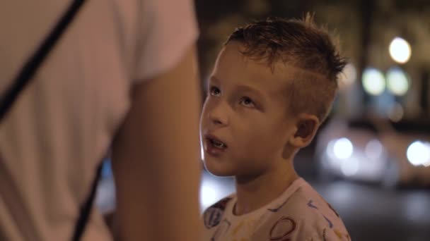 Pojke och hans familj i kvälls staden — Stockvideo