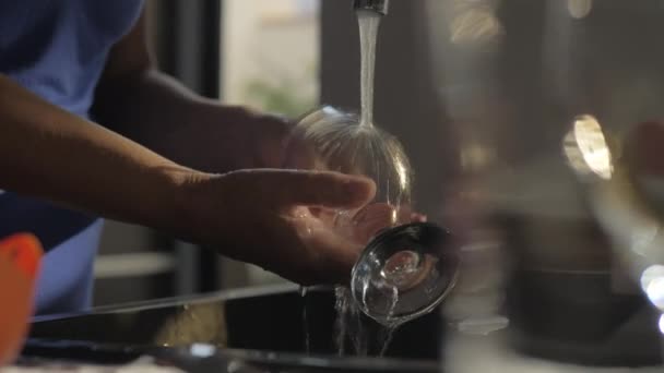 Mulher lavando vinho na cozinha — Vídeo de Stock