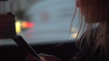 Araba mobil üzerinde kadın sörf net