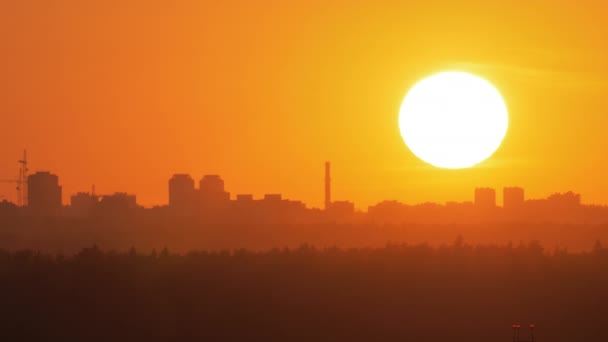Велике золоте сонце над містом — стокове відео