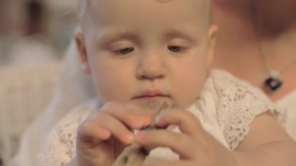 Clothespin atrajo la atención del bebé — Vídeos de Stock