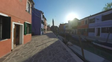 Burano 'da evler, kanal ve San Martino 'da çan kulesi ile sokak