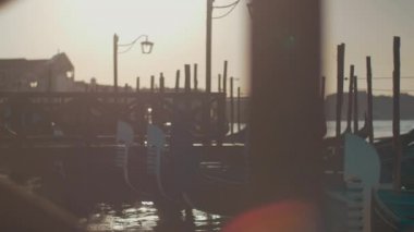 Venedik sahne ile gondollar Mooring, İtalya