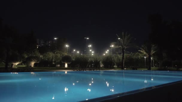 Kinti medence a szállodán, éjszakai kilátás — Stock videók