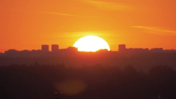 城市中的金色太阳落山 — 图库视频影像