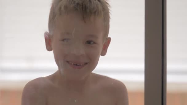 Komik çocuk kandırmak ve gülüyor, pencere üzerinden görünüm — Stok video