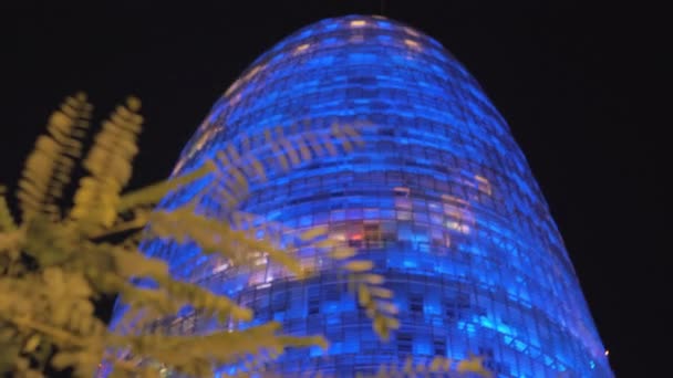 Torre Agbar świeci na niebiesko w nocy — Wideo stockowe