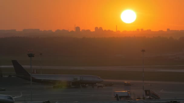 Pôr do sol dourado e vista do aeroporto — Vídeo de Stock