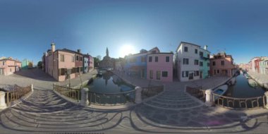 360 VR Burano sokak ve kanal, San Martino Kilisesi ile görünüm. İtalya