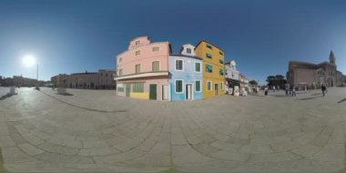 360 Burano 'da San Martino Kilisesi ile BaLdAsSaRe Galuppi Meydanı 'ndaki VR halkı