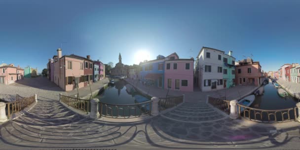 360 VR Burano rua e canal, vista com a igreja de San Martino. Itália — Vídeo de Stock