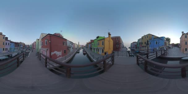 360 VR kanalları ve Burano adası 'nda parlak boyalı evler ile sokaklar, Italya — Stok video