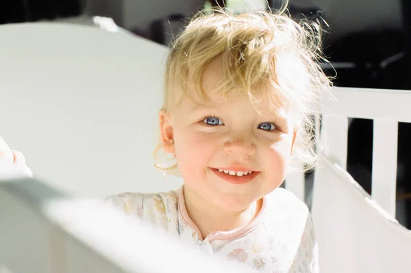 Una sonrisa de bebé soleado — Foto de Stock