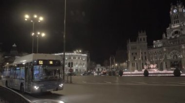Cybele Sarayı ve Cibeles Meydanı ile gece Madrid manzarası, Ispanya
