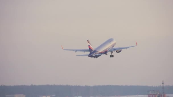 Avgang fra luftfartøy i Aeroflot – stockvideo