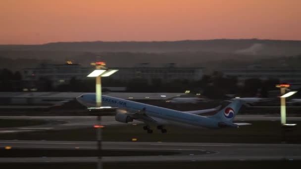 Самолет Korean Air вылетает из аэропорта Шереметьево в сумерках, Москва — стоковое видео