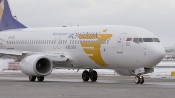 Літак Boeing 737-800 авіакомпанії Mongolian Airlines в аеропорту Шереметьєво. — стокове відео