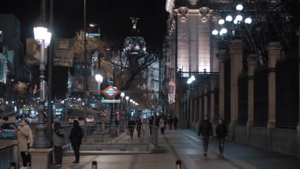 Natt utsikt över den livliga gatan Alcala med ingång från tunnelbane stationen, Madrid — Stockvideo