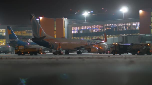 Sheremetyevo Havalimanı Terminal D 'de park edilen uçaklar, gece manzarası — Stok video