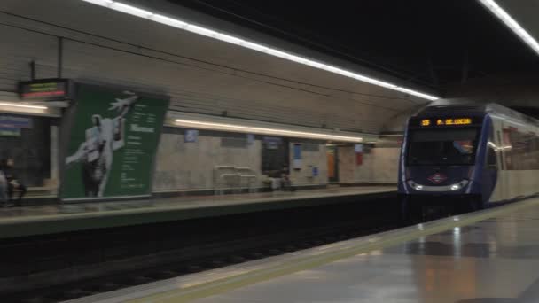 Tåg ankomst till stationen i Madrid tunnel bana, Spanien — Stockvideo