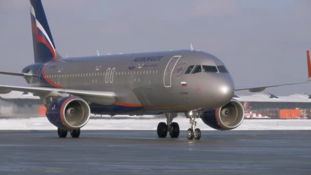 Vista de invierno de los aviones de rodaje A320 de Aeroflot en el aeropuerto de Sheremetyevo, Moscú — Vídeos de Stock