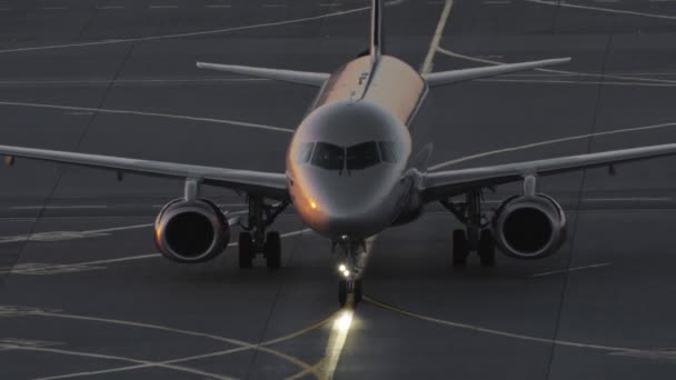 Aeronaves taxiando no aeroporto ao entardecer — Vídeo de Stock