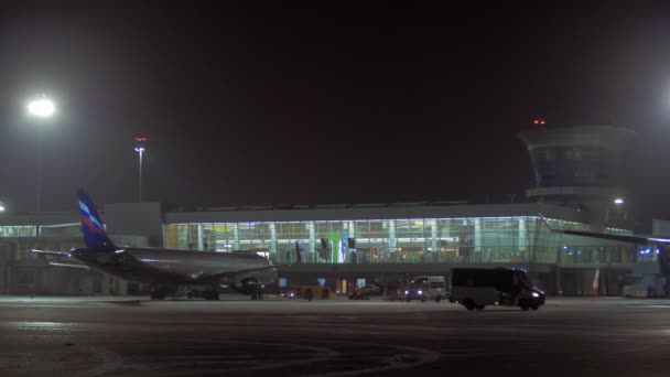 Aeroflot aeronaves A320 taxiing no aeroporto de Sheremetyevo, visão noturna — Vídeo de Stock