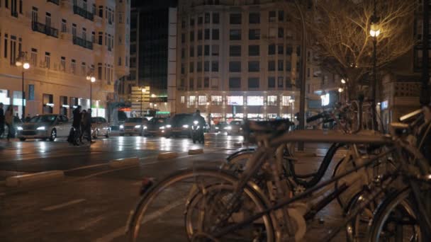 Fot gängare som korsar vägen på natten Valencia, Spanien — Stockvideo