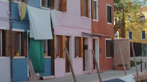 Façades résidentielles colorées de Burano italien — Video