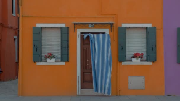 Una fachada de color amarillo brillante de una pequeña casa en Burano, Italia — Vídeo de stock