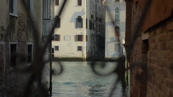 Uma parte de uma área de Veneza sendo vista através da rede de ornamento com aberturas — Vídeo de Stock