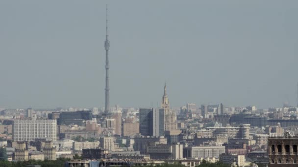 Un paisaje urbano de Moscú con una torre de televisión en un día soleado — Vídeo de stock