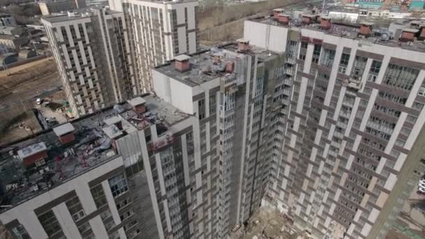 Вид с воздуха на район строительства жилого дома — стоковое видео